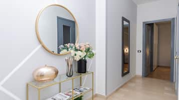 Departamento, balcón, vista a la ciudad | Área de sala de estar | Smart TV