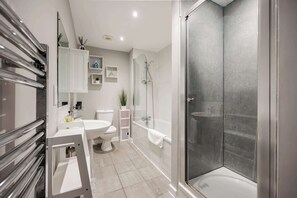 Shower, hair dryer, towels, shampoo - Seafarers -  Near Poole Quay with Free Parking (Poole)