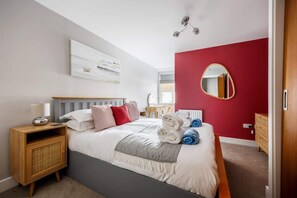 2 bedrooms, iron/ironing board, WiFi, bed sheets - Seafarers -  Apartment, Central Location (Poole)