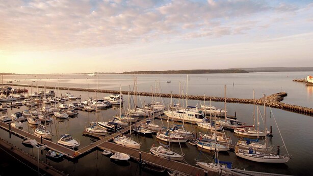 A marina with numerous boats docked at wooden piers. - Seafarers -  Near Poole Quay with Free Parking (Poole)