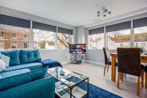 TV, offices - Seafarers -  Apartment, Central Location (Poole)