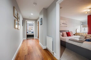 2 bedrooms, iron/ironing board, WiFi, bed sheets - Seafarers -  Near Poole Quay with Free Parking (Poole)