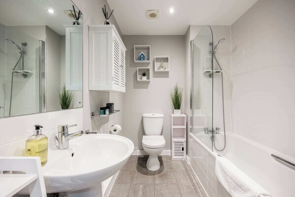 Shower, hair dryer, towels, shampoo