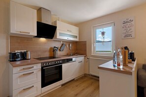 Jääkaappi, uuni, liesi, astianpesukone