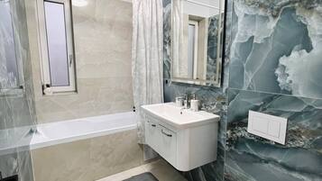 Dusche, Haartrockner, Bidet, Handtücher