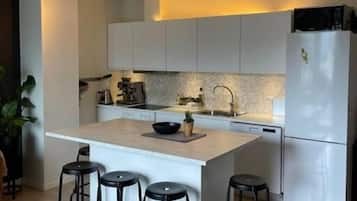 Fridge, microwave, stovetop, dishwasher