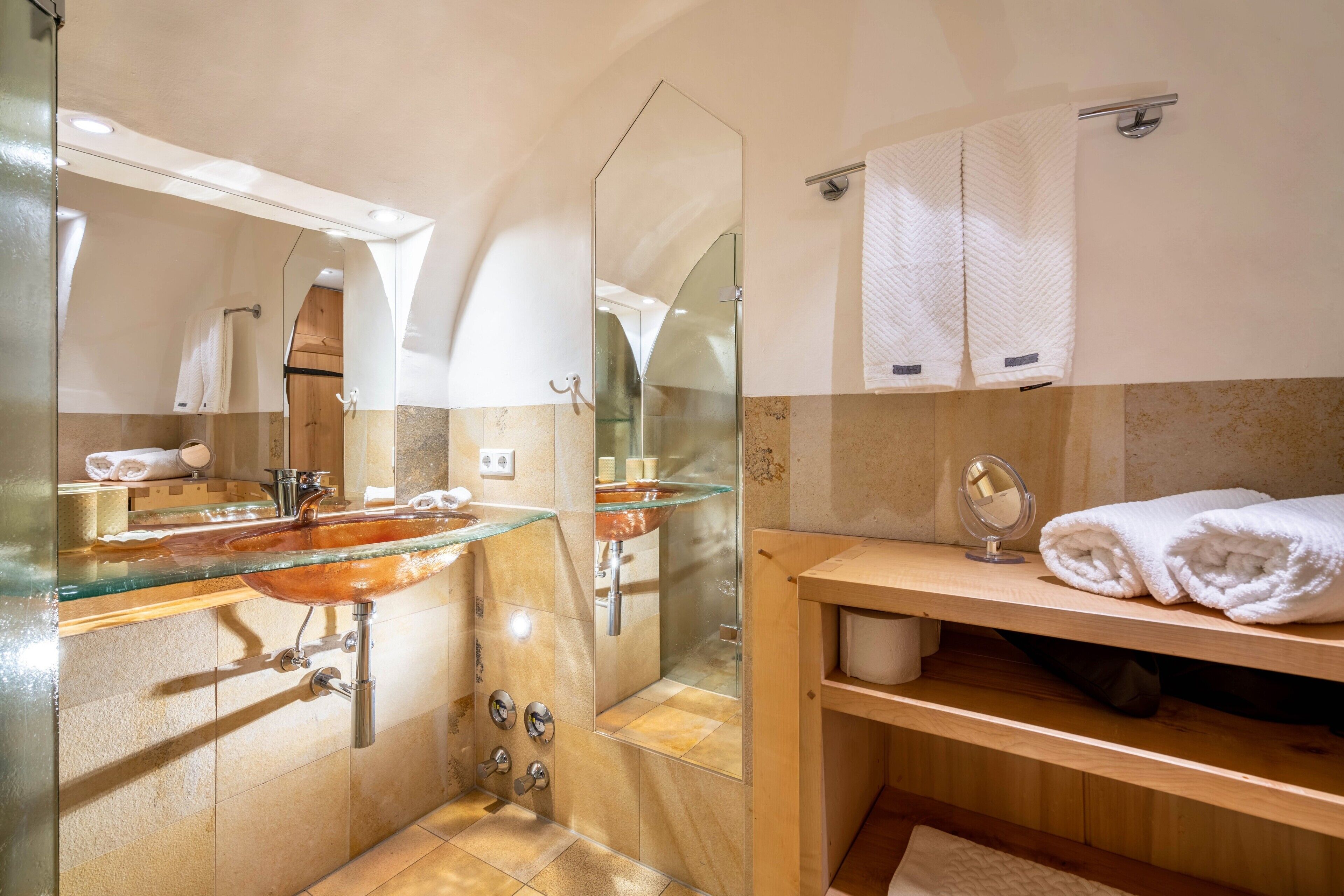 シャワー、ヘアドライヤー、タオル