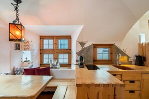 A kitchen with wooden countertops, a coffee machine, and a sink. - Apartment 'Rathausgasse' with Balcony and Wi-Fi (Grafing bei München)