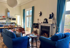 Een televisie en een open haard
