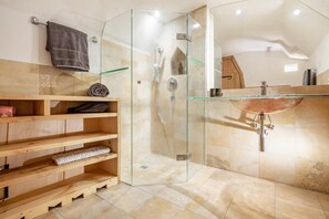 Dusche, Haartrockner, Handtücher