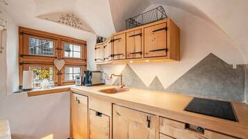 Fridge, stovetop, dishwasher, coffee/tea maker
