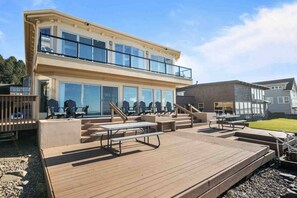Un edificio de dos pisos con balcón y zona de estar al aire libre.