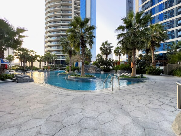 Piscine extérieure, maîtres-nageurs sur place