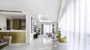 Appartement Classique, vue piscine | Salle de séjour | TV connectée de 65 pouces avec chaînes numériques