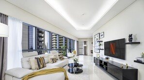 Appartement Classique, vue piscine | Salle de séjour | TV connectée de 65 pouces avec chaînes numériques