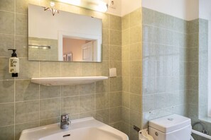 Dusj, hårføner og håndklær