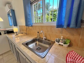 Refrigerador, parrilla de estufa y cafetera y tetera 