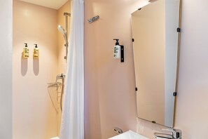 Dusj, hårføner og håndklær