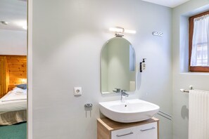 Regadera, secadora de cabello, toallas 