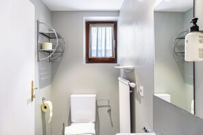 Shower, hair dryer, towels - Room 9 (budget double room) with mountain view, balcony and Wi-Fi (Seefeld in Tirol)