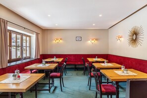 Dining - Room 9 (budget double room) with mountain view, balcony and Wi-Fi (Seefeld in Tirol)