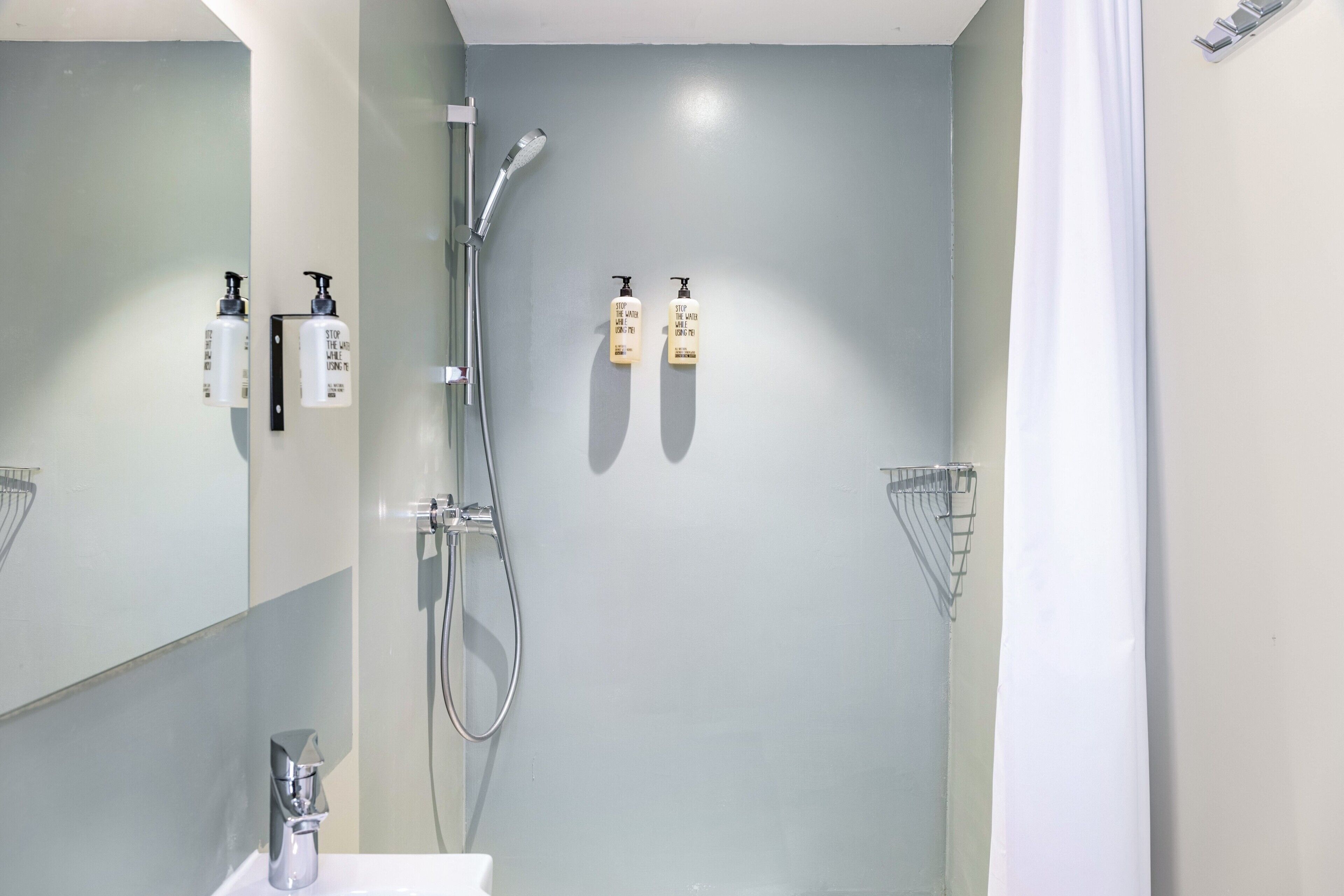 Ducha, secador de pelo, toallas