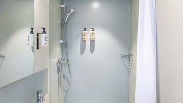 Douche, sĂšche-cheveux, serviettes fournies
