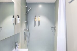 Douche, séchoir à cheveux, serviettes fournies