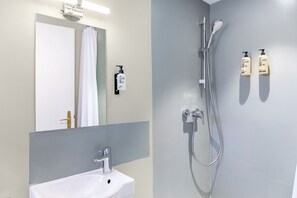 Dusj, hårføner og håndklær