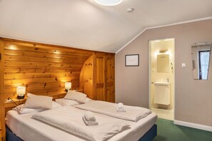 1 bedroom, free WiFi, bed sheets - Room 16 (budget double room) with mountain view, balcony and Wi-Fi (Seefeld in Tirol)