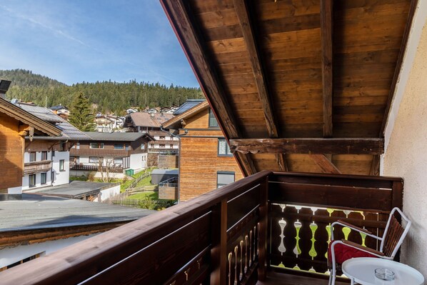 Property grounds - Room 16 (budget double room) with mountain view, balcony and Wi-Fi (Seefeld in Tirol)