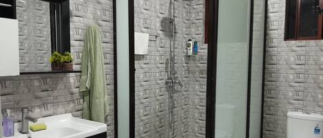 Dusj, håndklær, såpe og toalettpapir