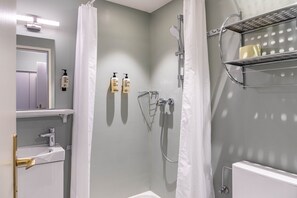 Shower, hair dryer, towels