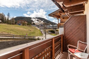 Property grounds - Room 5 Deluxe family room 2+1 (extra bed available for children) with mountain view, balcony (Seefeld in Tirol)