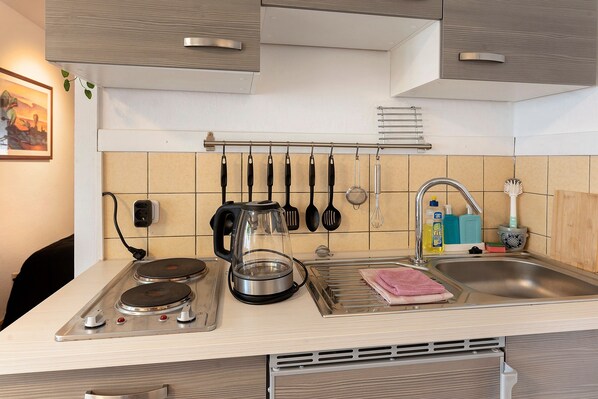 Fridge, stovetop, coffee/tea maker, electric kettle