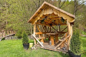 Outdoor dining - Holiday Home 'Rosenberg' with Mountain View, Private Terrace and Wi-Fi (Katzhütte)