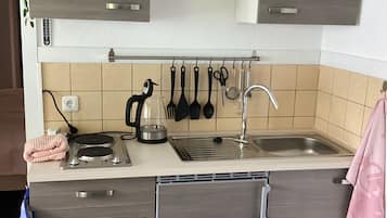 Kühlschrank, Herdplatte, Wasserkocher mit Kaffee-/Teezubehör