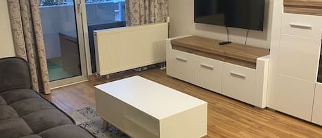 TV, mesa de pingue-pongue
