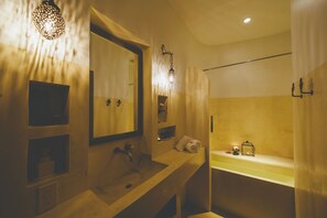 Habitación doble estándar, vista al océano | Baño | Pantuflas y bidet 