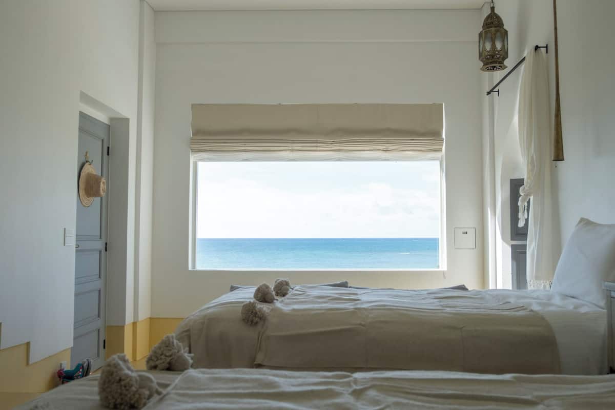 Habitación estándar con 2 camas individuales, vistas al mar | 1 dormitorio, caja fuerte, cortinas opacas y wifi gratis