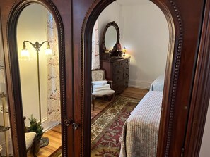 4 bedrooms, desk, iron/ironing board, free WiFi - Historic Seneca Falls Suite with Spa & Gardens (Seneca Falls)