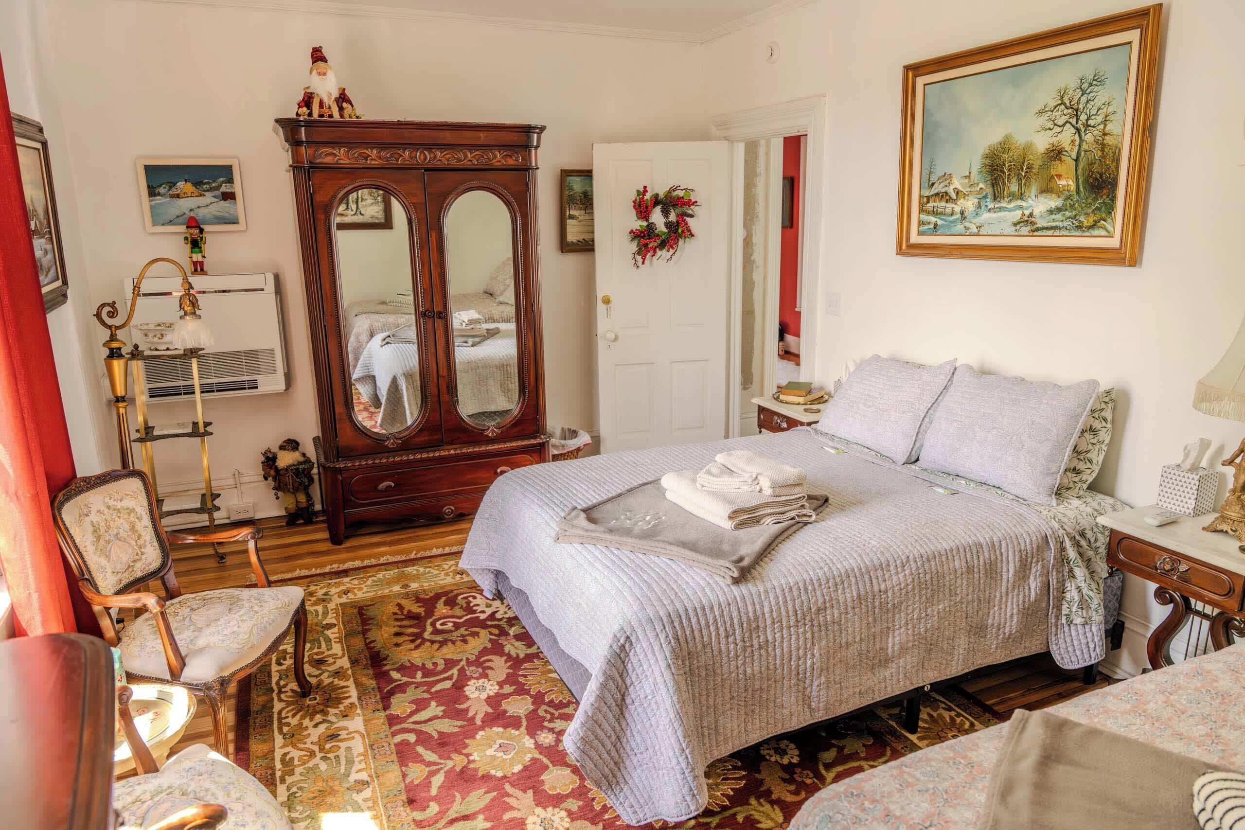 4 bedrooms, desk, iron/ironing board, free WiFi