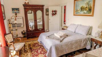 4 bedrooms, desk, iron/ironing board, free WiFi