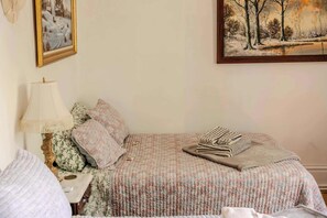 4 bedrooms, desk, iron/ironing board, WiFi (free) - The Gould Residence (Seneca Falls)