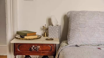 4 bedrooms, desk, iron/ironing board, WiFi (free)