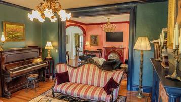 Smart TV, fireplace, stereo, offices