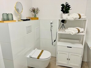 Regadera, secadora de cabello, toallas 