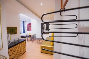 Deluxe-Studiosuite, Stadtblick | Zimmersafe, Verdunkelungsvorhänge, kostenloses WLAN