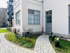 Outdoor dining - Apartment 'Charmantes Loft 1' with Private Terrace and Wi-Fi (Görlitz)