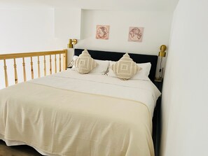 2 bedrooms, free WiFi, bed sheets - Apartment 'Charmantes Loft 1' with Private Terrace and Wi-Fi (Görlitz)